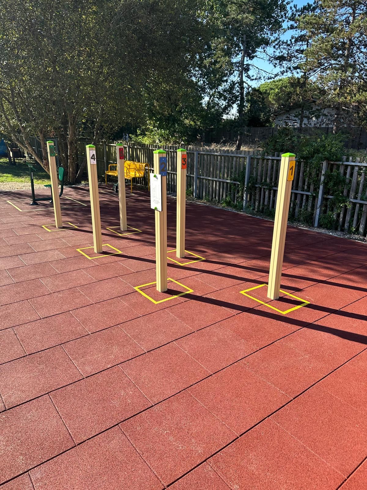 Parcours sportif extérieur sur sol amortissant